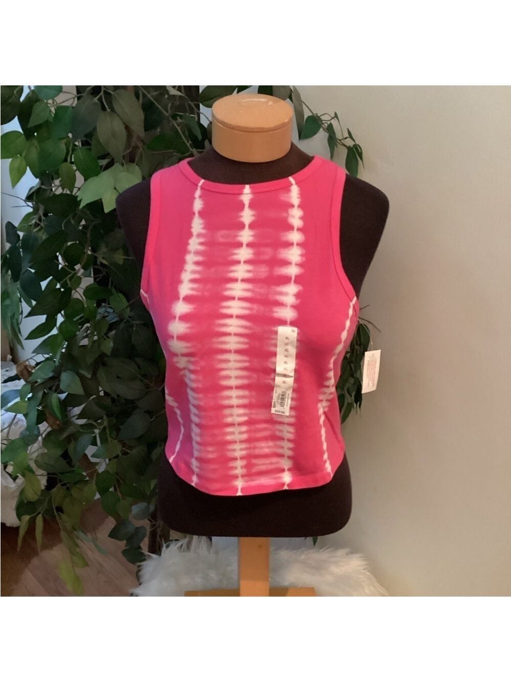 SO cropped tank top Womanβs Juniors size XL ribbed material racerback